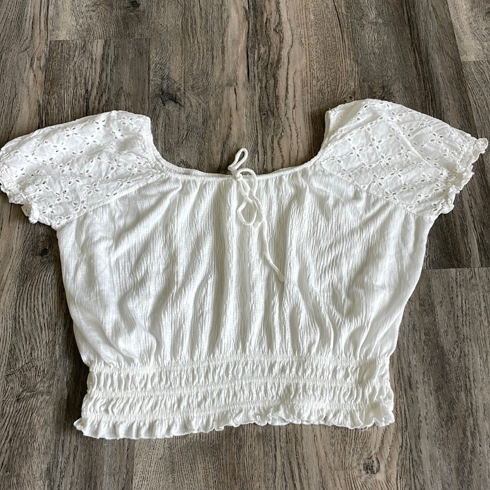 Caution to the Wind Women’s White Cropped Eyelet Top, Elastic Hem. Size medium.